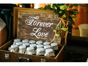 How to Create Custom Wedding Favours with Glass Jars