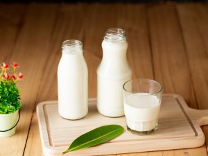 Discover the Benefits: Why Glass Milk Bottles Trump Plastic